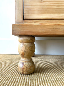An English Pine Chest of Drawers/Dresser