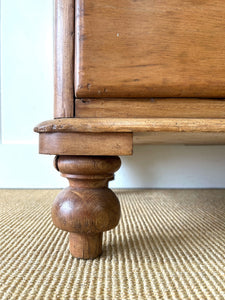 A 19th Century English Pine Chest of Drawers/Dresser with Tulip Feet