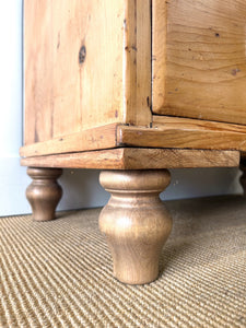 A Good 19th Century English Pine Chest of Drawers/Dresser with Tulip Feet