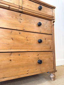 An Early 19th Century English Pine Chest of Drawers/Dresser