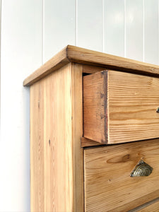 An English Pine Chest of Drawers/Dresser