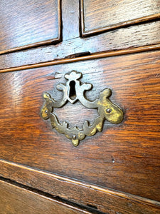 A Wonderful English Georgian Oak Chest of Drawers c1740
