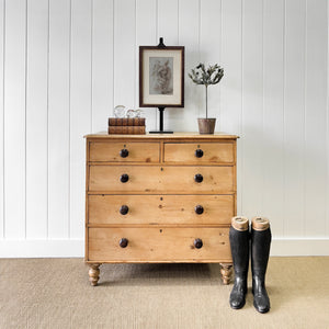 A 19th Century English Pine Chest of Drawers/Dresser with Tulip Feet