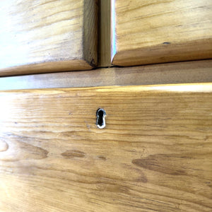 A Good 19th Century English Pine Chest of Drawers/Dresser with Tulip Feet