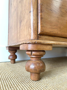 A 19th Century English Pine Chest of Drawers/Dresser with Tulip Feet