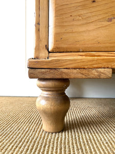 A Good 19th Century English Pine Chest of Drawers/Dresser with Tulip Feet