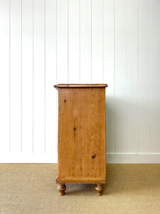 A Good 19th Century English Pine Chest of Drawers/Dresser with Tulip Feet