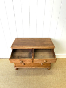 A 19th Century English Pine Chest of Drawers/Dresser with Tulip Feet