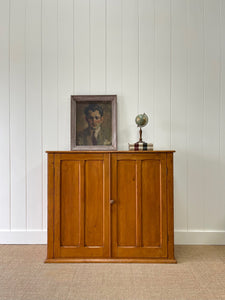 A Handsome English 19thc Pine Cupboard with Wooden Knob