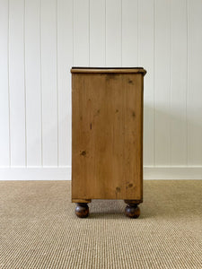 An Antique English Pine Chest of Drawers/Dresser c1890