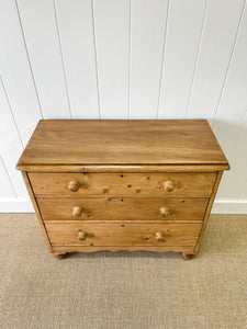 An Antique English Pine Chest of Drawers/Dresser c1890
