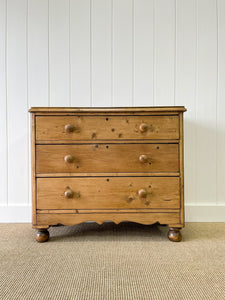 An Antique English Pine Chest of Drawers/Dresser c1890