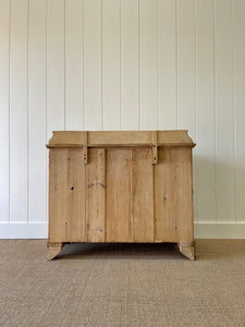 An Antique English Pine Bow Front Chest of Drawers/Dresser c1820