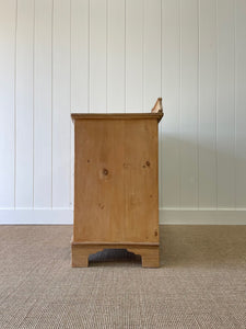 An Antique English Pine Bow Front Chest of Drawers/Dresser c1820