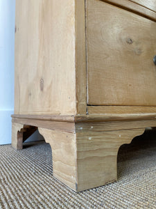 An Antique English Pine Bow Front Chest of Drawers/Dresser c1820