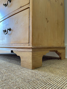 An Antique English Pine Bow Front Chest of Drawers/Dresser c1820