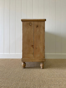 An Antique English Pine Chest of Drawers Dresser with Dark Wooden Knobs c1890
