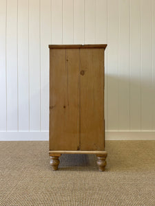 An Antique English Pine Chest of Drawers/Dresser c1890