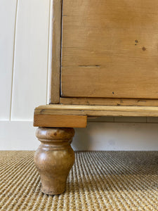 An Antique English Pine Chest of Drawers/Dresser c1890