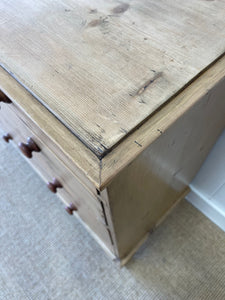 An Antique English Pine Chest of Drawers/Dresser c1890