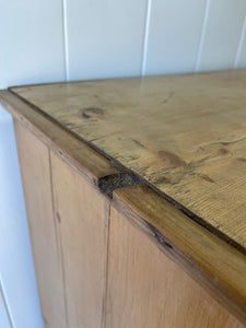 An Antique English Pine Chest of Drawers/Dresser c1890