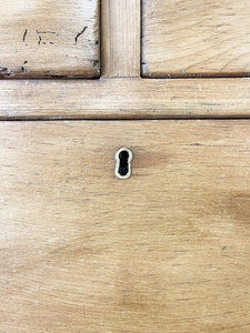 An Antique English Pine Chest of Drawers/Dresser with Dark Knob Hardware c1890