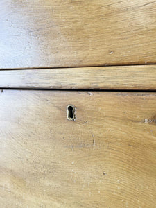 An Antique English Pine Chest of Drawers/Dresser with Dark Knob Hardware c1890