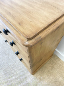 An Antique English Pine Chest of Drawers/Dresser with Dark Knob Hardware c1890