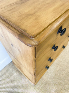 An Antique English Pine Chest of Drawers/Dresser with Dark Knob Hardware c1890