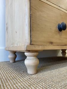 An Antique English Pine Chest of Drawers/Dresser with Dark Knob Hardware c1890