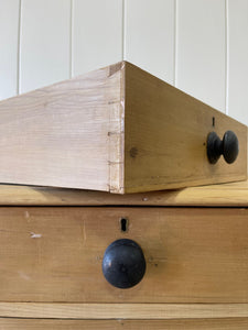 An Antique English Pine Chest of Drawers/Dresser with Dark Knob Hardware c1890