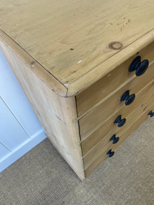 An Antique English Pine Chest of Drawers/Dresser with Dark Knob Hardware c1890