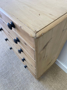 An Antique English Pine Chest of Drawers/Dresser with Dark Knob Hardware c1890