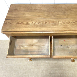 A 19th Century English Chest of Drawers/Dresser