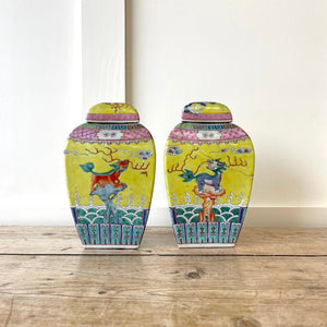 A pair of Chinese porcelain Qing Guangxu vases or Jars in triangular form