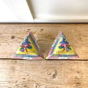 A pair of Chinese porcelain Qing Guangxu vases or Jars in triangular form