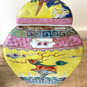 A pair of Chinese porcelain Qing Guangxu vases or Jars in triangular form