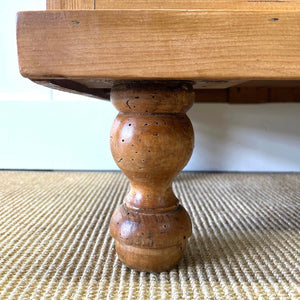 A 19th Century English Pine Chest of Drawers/Dresser with Tulip Feet