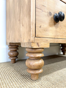A 19th Century English Chest of Drawers/Dresser
