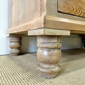 A 19th Century English Pine Chest of Drawers/Dresser with Tulip Feet
