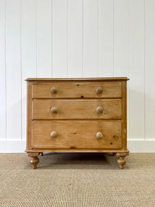 An Antique English Pine Chest of Drawers/Dresser c1890