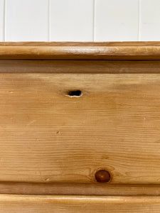 An Antique English Pine Chest of Drawers/Dresser c1890