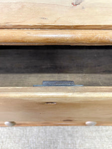 An Antique English Pine Chest of Drawers/Dresser c1890