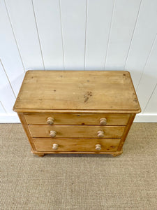 An Antique English Pine Chest of Drawers/Dresser c1890