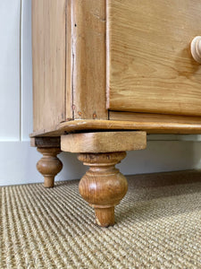 An Antique English Pine Chest of Drawers/Dresser c1890