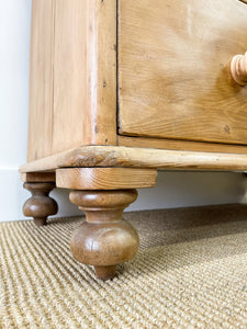 An Antique English Pine Chest of Drawers/Dresser c1890