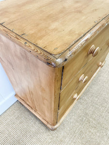 An Antique English Pine Chest of Drawers/Dresser c1890
