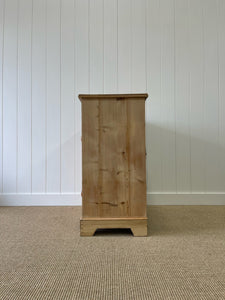 An Antique English Pine Chest of Drawers or Dresser with Oak Knobs c1890