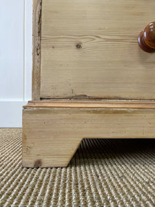 An Antique English Pine Chest of Drawers or Dresser with Oak Knobs c1890