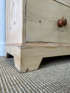 An Antique English Pine Chest of Drawers or Dresser with Oak Knobs c1890
